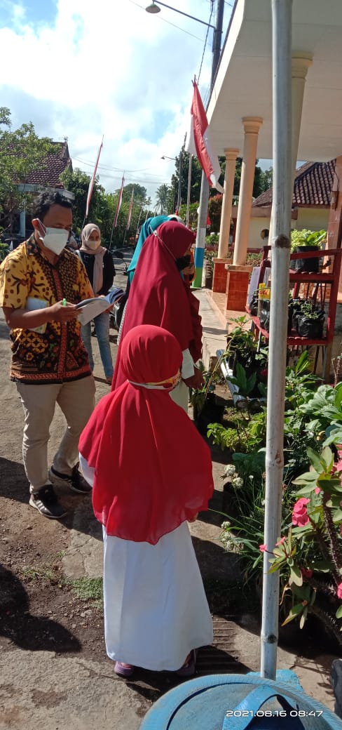Peringati Kemerdekaan Indonesia ke-76 PKK Desa Talok Gandeng STIKes Kepanjen Adakan lomba TOGA dan Lingkungan Sehat (12)